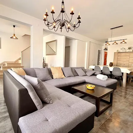 Large House Near Beaches & Surf 別荘 *
